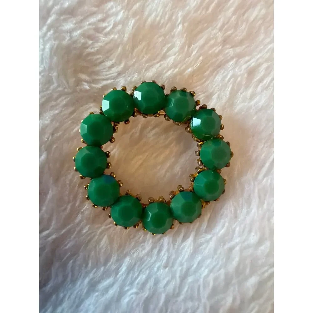 Vintage Green Faceted Glass Rhinestone Circle Wreath Brooch Gold Tone Pin 1.5